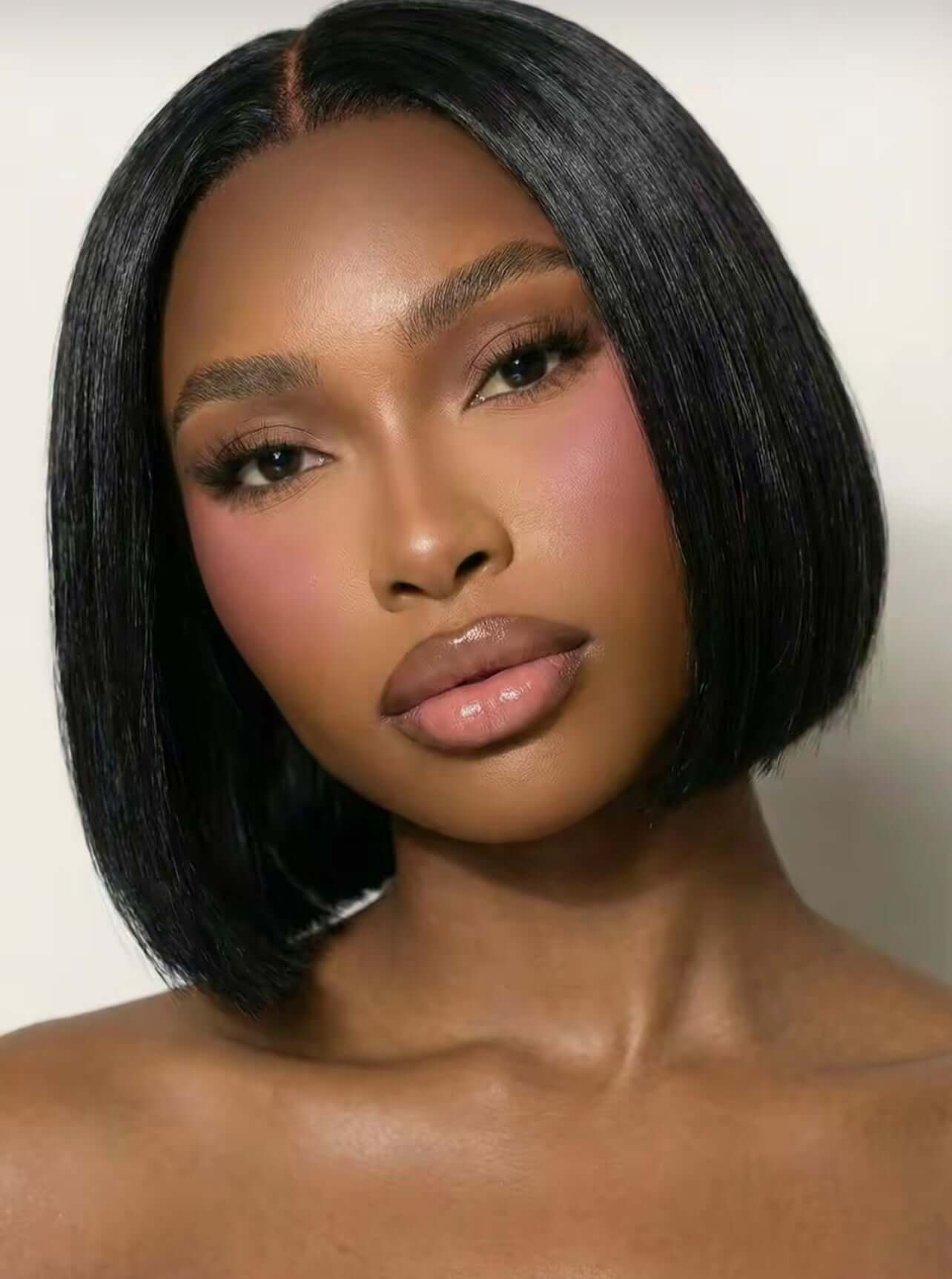 Primer plano de mujer luciendo peluca natural de corte Bob estilo Malasaña de Sisema Hair, destacando el cabello liso, corto y brillo natural.