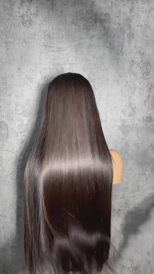 Primer plano de peluca lisa de pelo natural modelo Paseo La Castellana, destacando la caída perfecta y la suavidad del cabello humano.