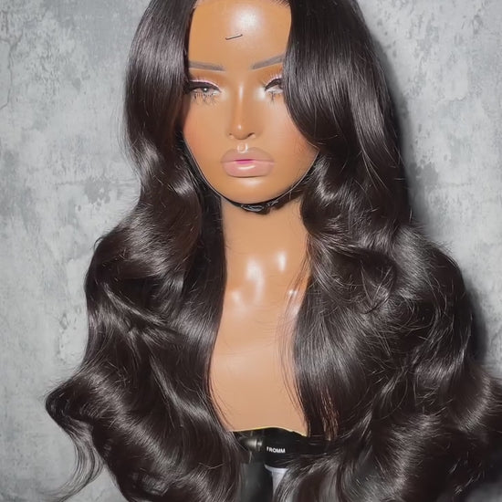 Perfil de mujer con peluca ondulada larga Gran Vía de Sisema Hair, cabello natural con ondas suaves y encaje frontal perfectamente integrado.