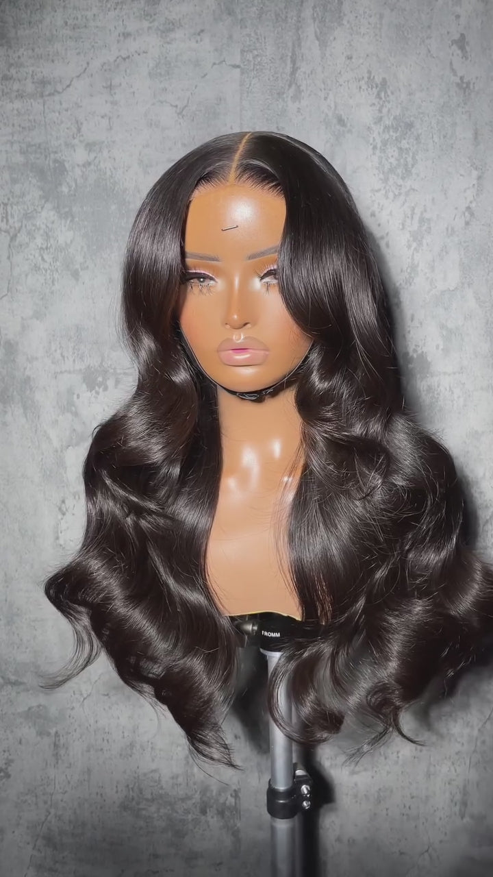 Perfil de mujer con peluca ondulada larga Gran Vía de Sisema Hair, cabello natural con ondas suaves y encaje frontal perfectamente integrado.