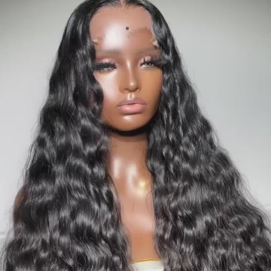 Mujer con peluca de pelo natural rizado Barrio de Salamanca de Sisema Hair, mostrando volumen, textura y acabado indetectable del encaje.