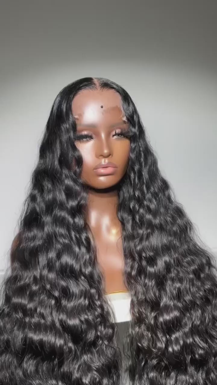 Mujer con peluca de pelo natural rizado Barrio de Salamanca de Sisema Hair, mostrando volumen, textura y acabado indetectable del encaje.