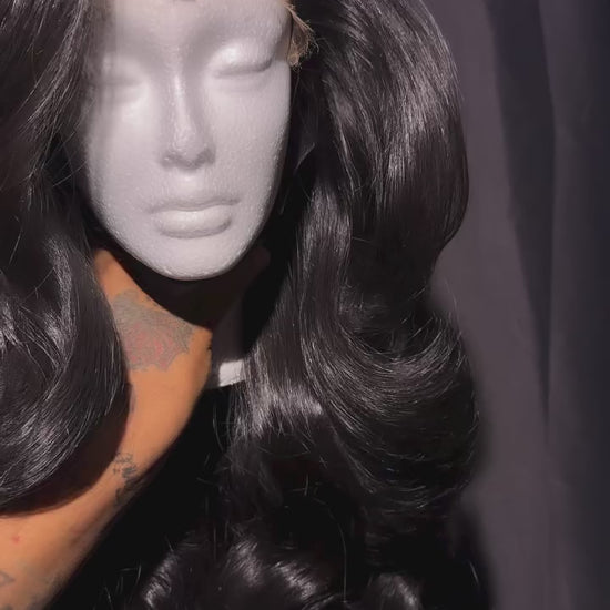 Peluca ondulada de cabello natural premium de Sisema Hair, modelo Chamartín, con ondas suaves y brillo saludable.