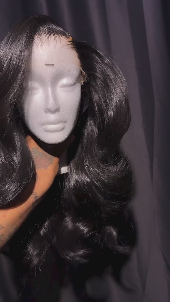 Peluca ondulada de cabello natural premium de Sisema Hair, modelo Chamartín, con ondas suaves y brillo saludable.