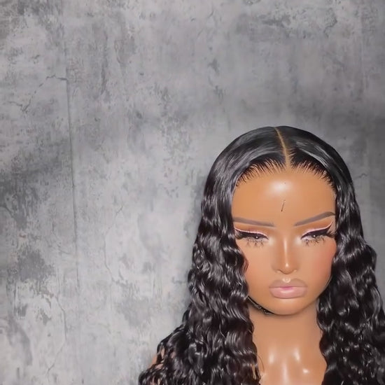 Mujer luciendo peluca rizada de cabello natural con acabado profesional y volumen definido, modelo Barrio de Salamanca.