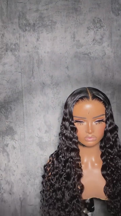 Mujer luciendo peluca rizada de cabello natural con acabado profesional y volumen definido, modelo Barrio de Salamanca.