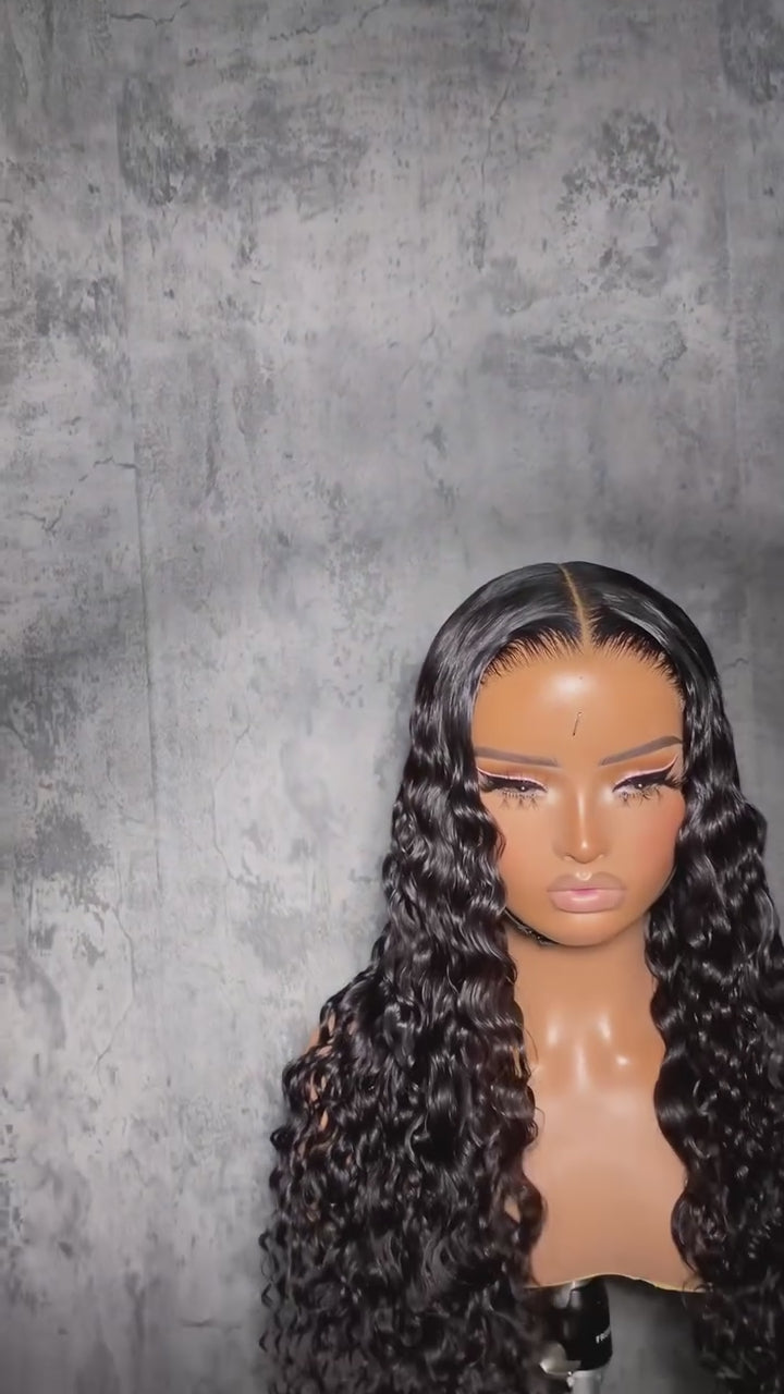 Mujer luciendo peluca rizada de cabello natural con acabado profesional y volumen definido, modelo Barrio de Salamanca.